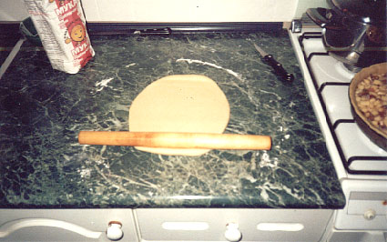 Раскатываем тесто для верхней части